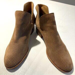 LUCKY BRAND Sz 8.5 Suede  Perforated Pull On Short Stacked Heel Booties